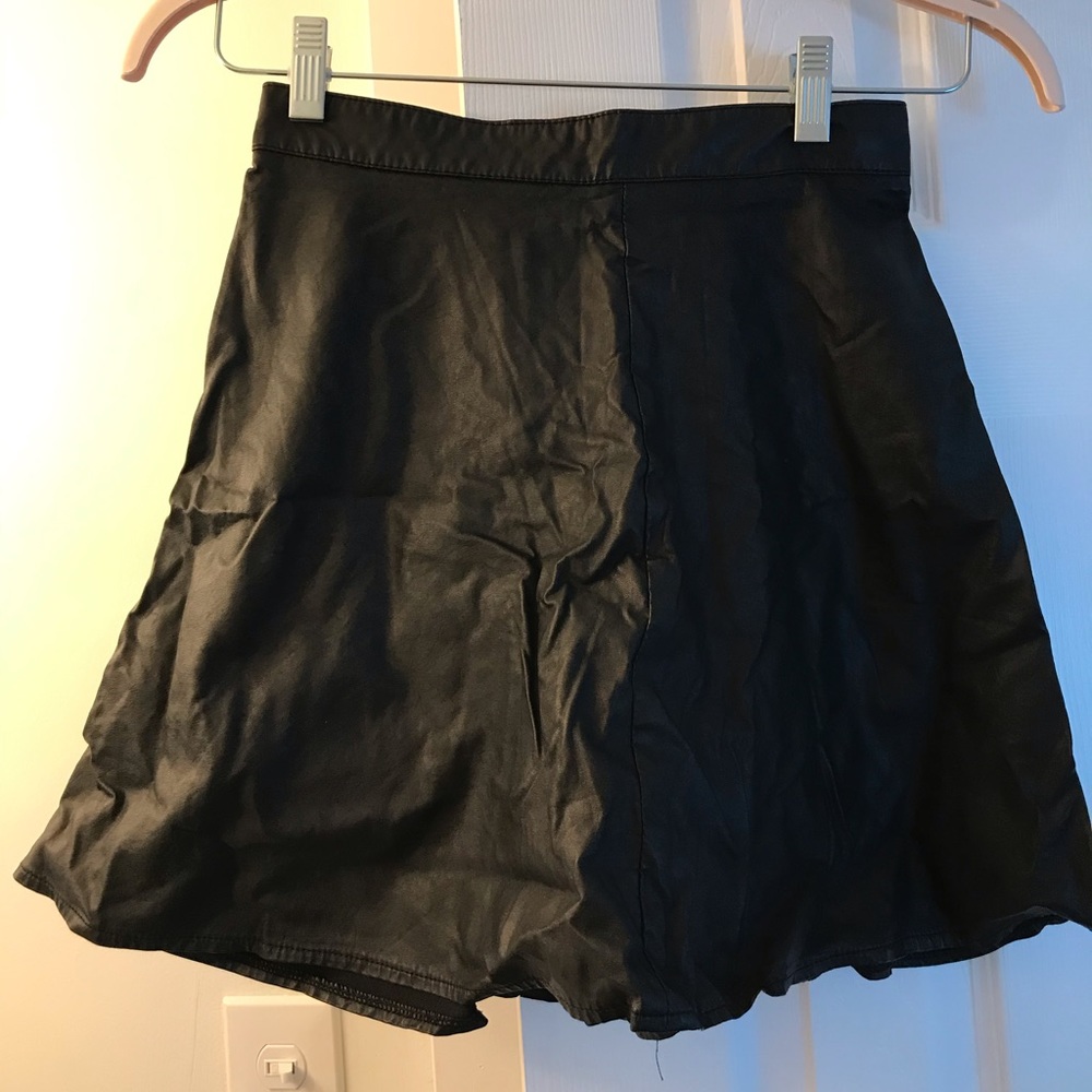 Faux leather mini skirt-black